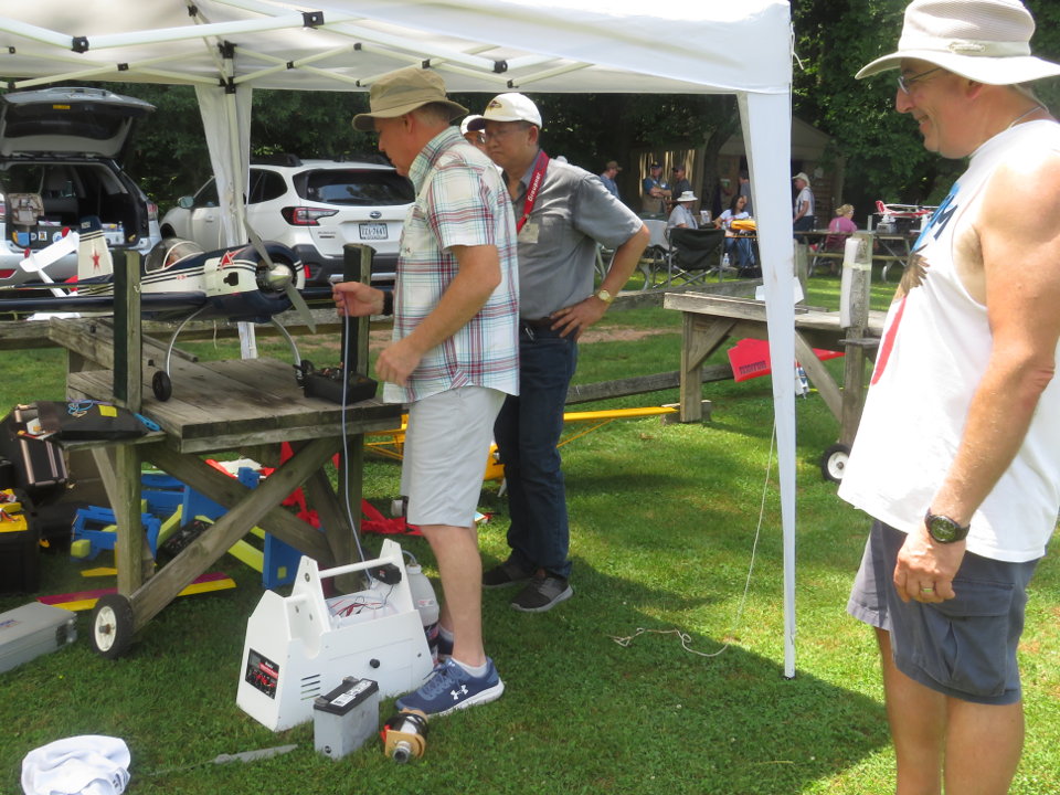 Fueling a nitro plane